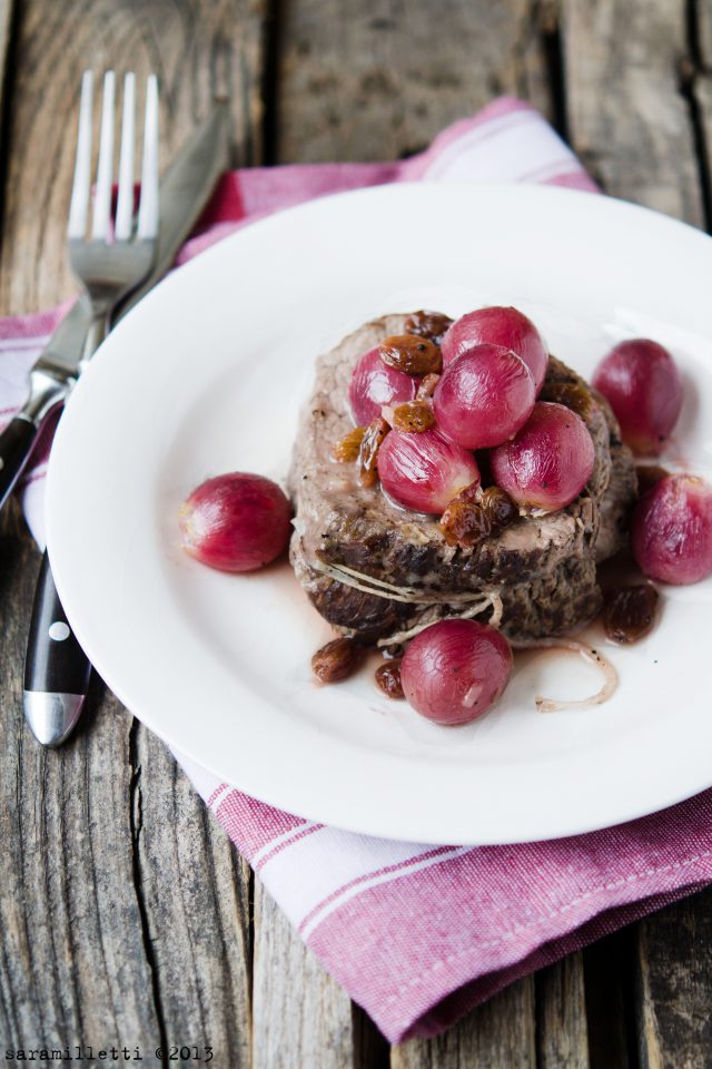 Medaglioni di filetto con uva